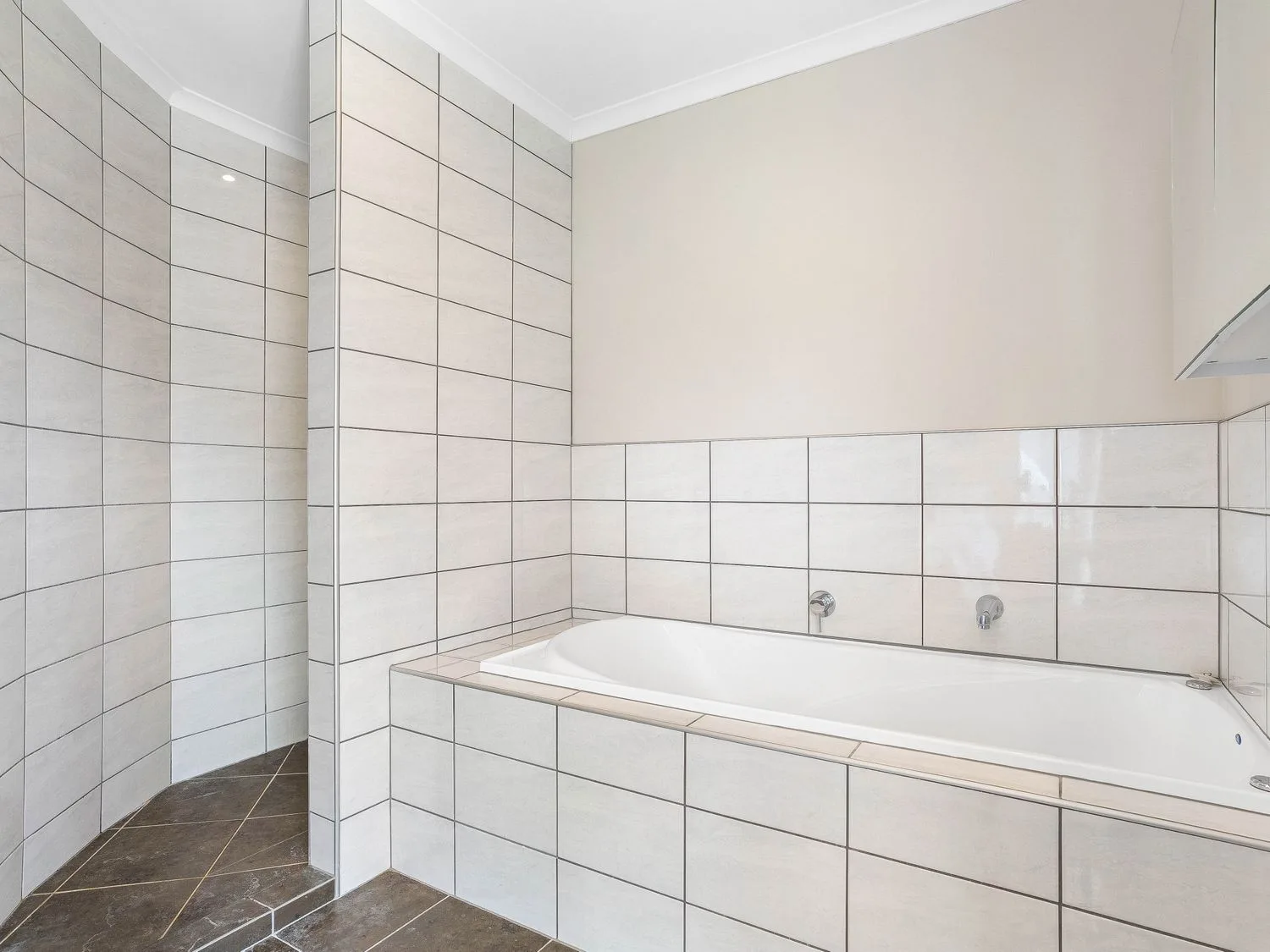 Un baño con bañera y ducha en Sue's Holiday Home - Pauanui Holiday Home, Pauanui