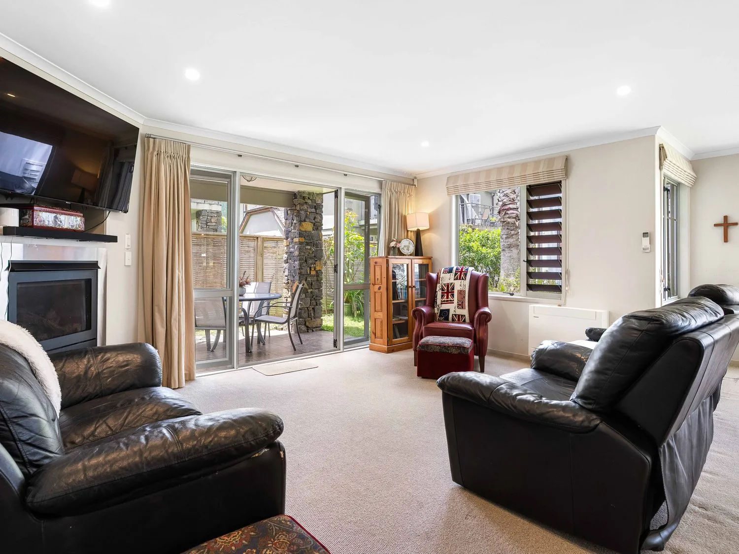 Una sala de estar con televisor y sofá en Sue's Holiday Home - Pauanui Holiday Home, Pauanui