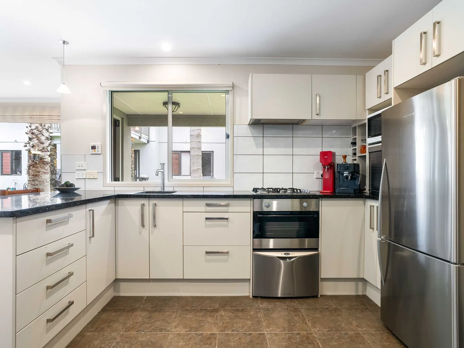 Una cocina con cocina y refrigerador en Sue's Holiday Home - Pauanui