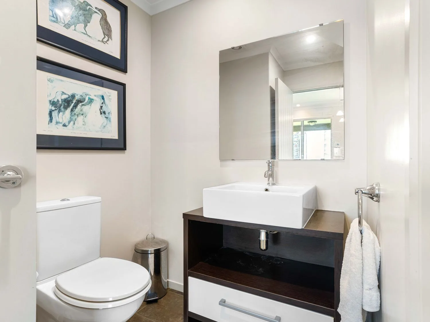 Un baño con inodoro y lavabo en Sue's Holiday Home - Pauanui Holiday Home, Pauanui