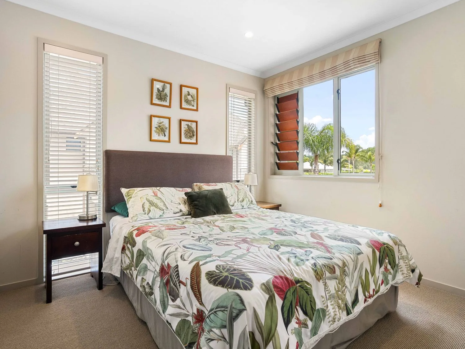 Un dormitorio con una cama y una mesita de noche en Sue's Holiday Home - Pauanui Holiday Home, Pauanui