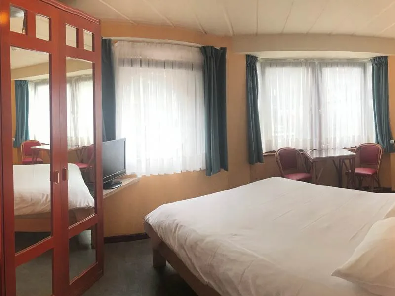 Vista panorámica de la habitación 11, presentada con cama de matrimonio.
