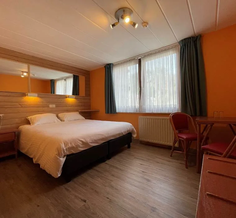 Habitación 13, con dos camas individuales o una cama de matrimonio.