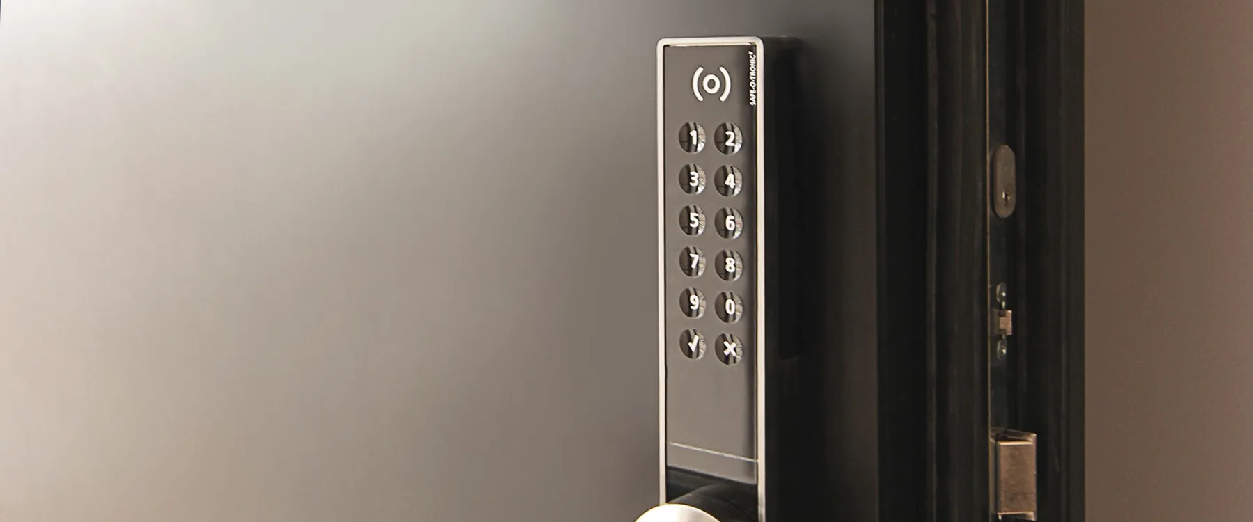 Registro de entrada autónomo mediante código de acceso a la puerta.