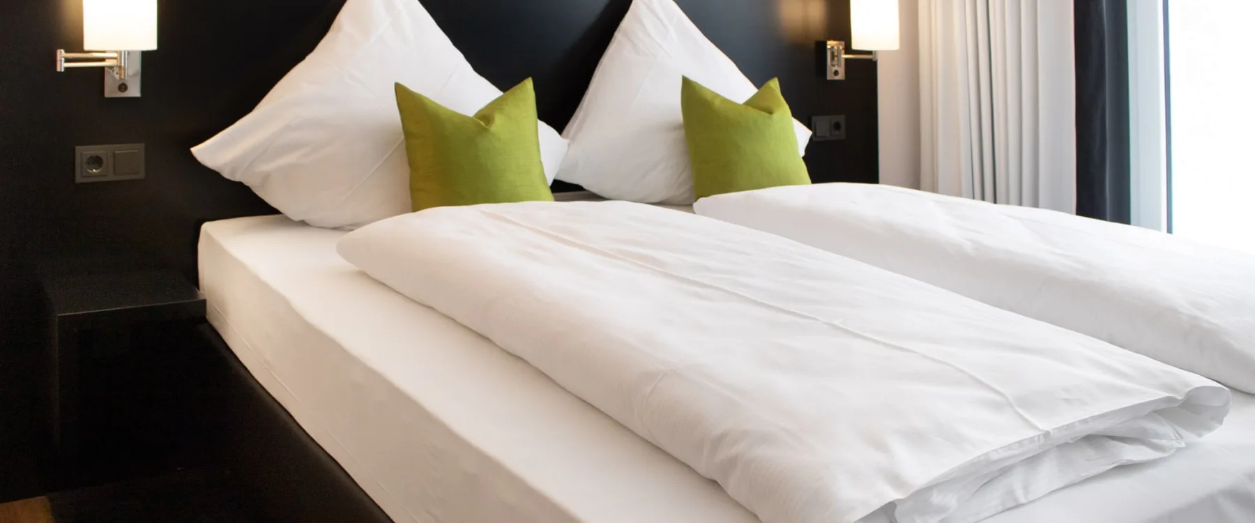 Cama doble con somier de muelles.