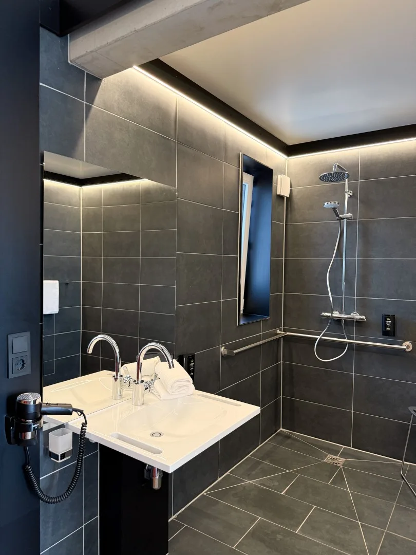 Baño de la habitación accesible de dos camas.