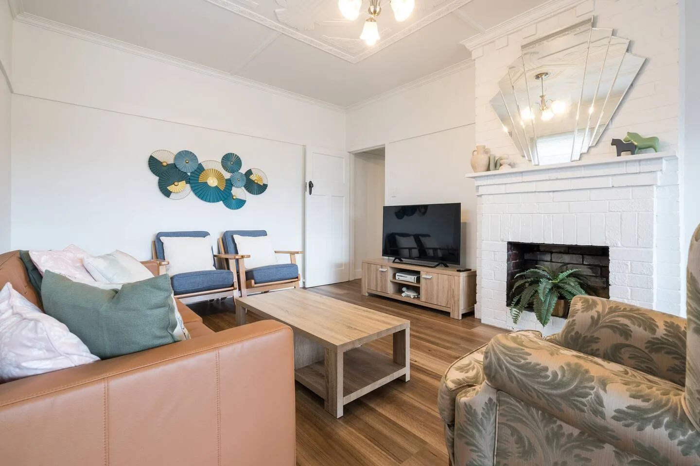 Una sala de estar con asientos, un televisor y una chimenea.