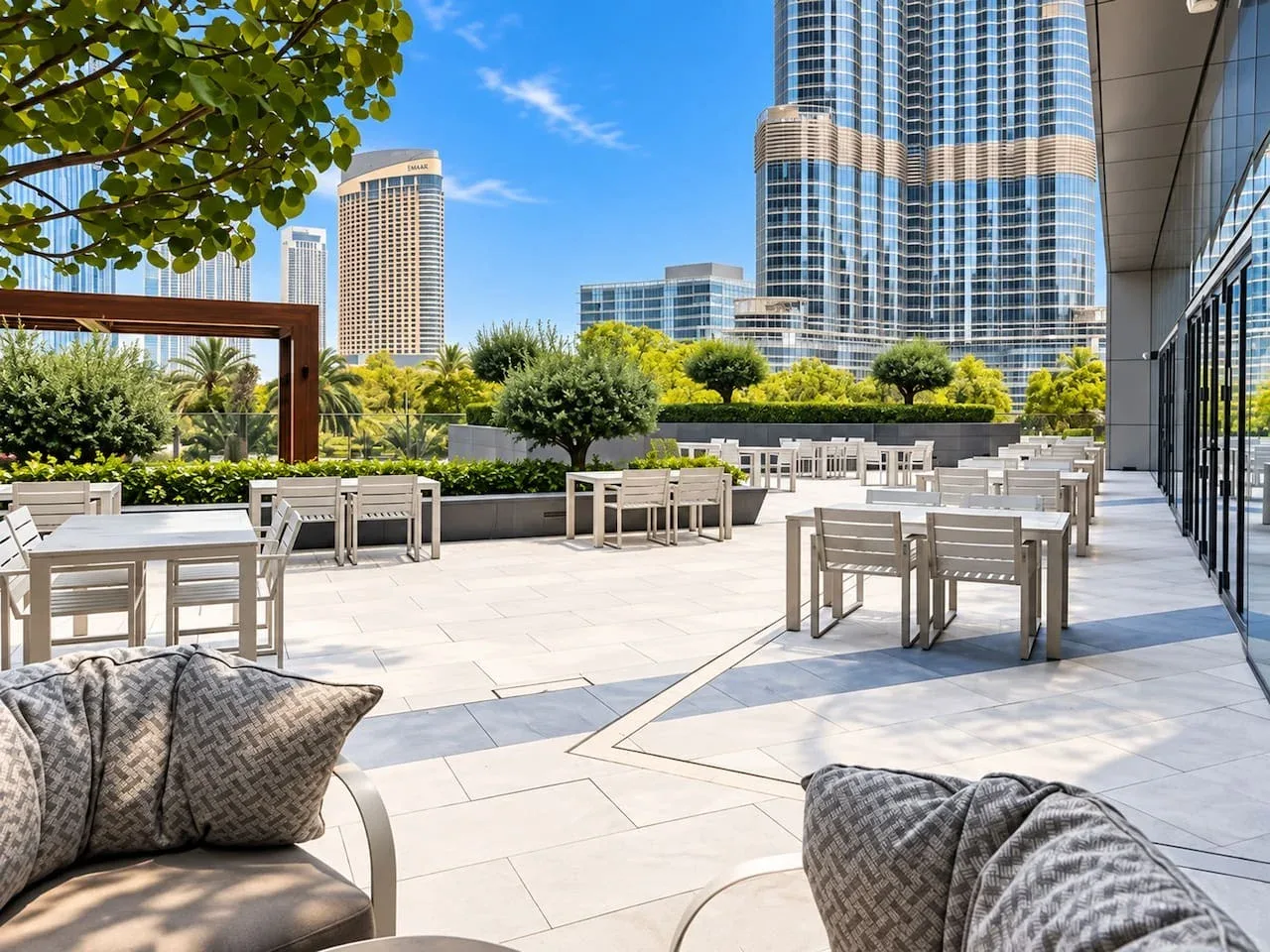 Una terraza en la azotea con asientos al aire libre y edificios de la ciudad al fondo.