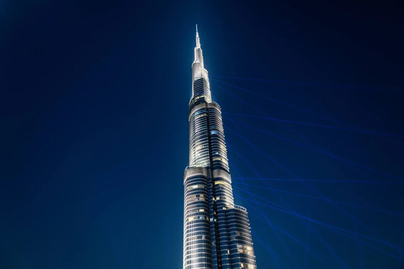 El Burj Khalifa se eleva sobre un cielo nocturno azul oscuro.