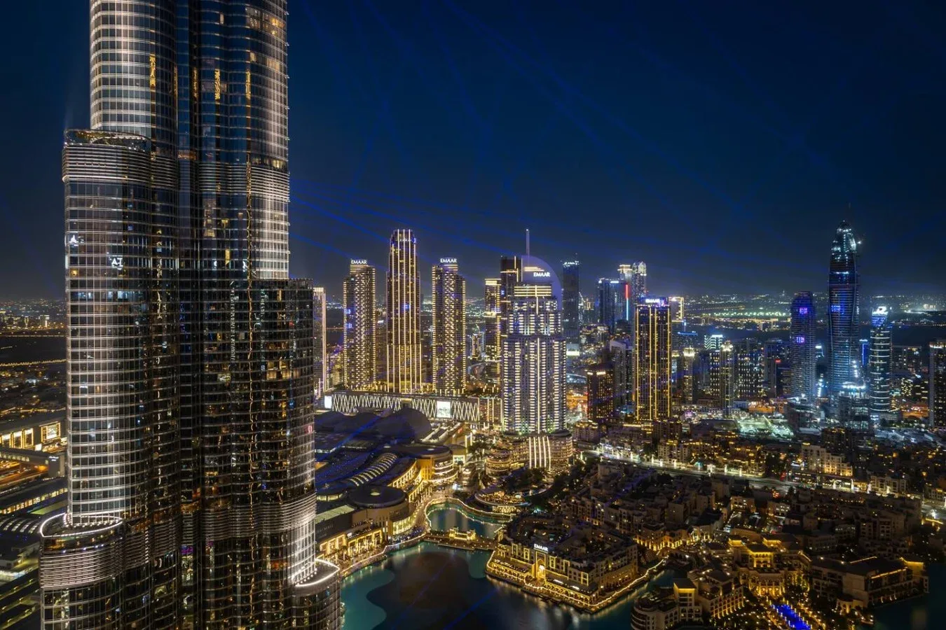Un horizonte urbano de noche, con edificios altos iluminados.
