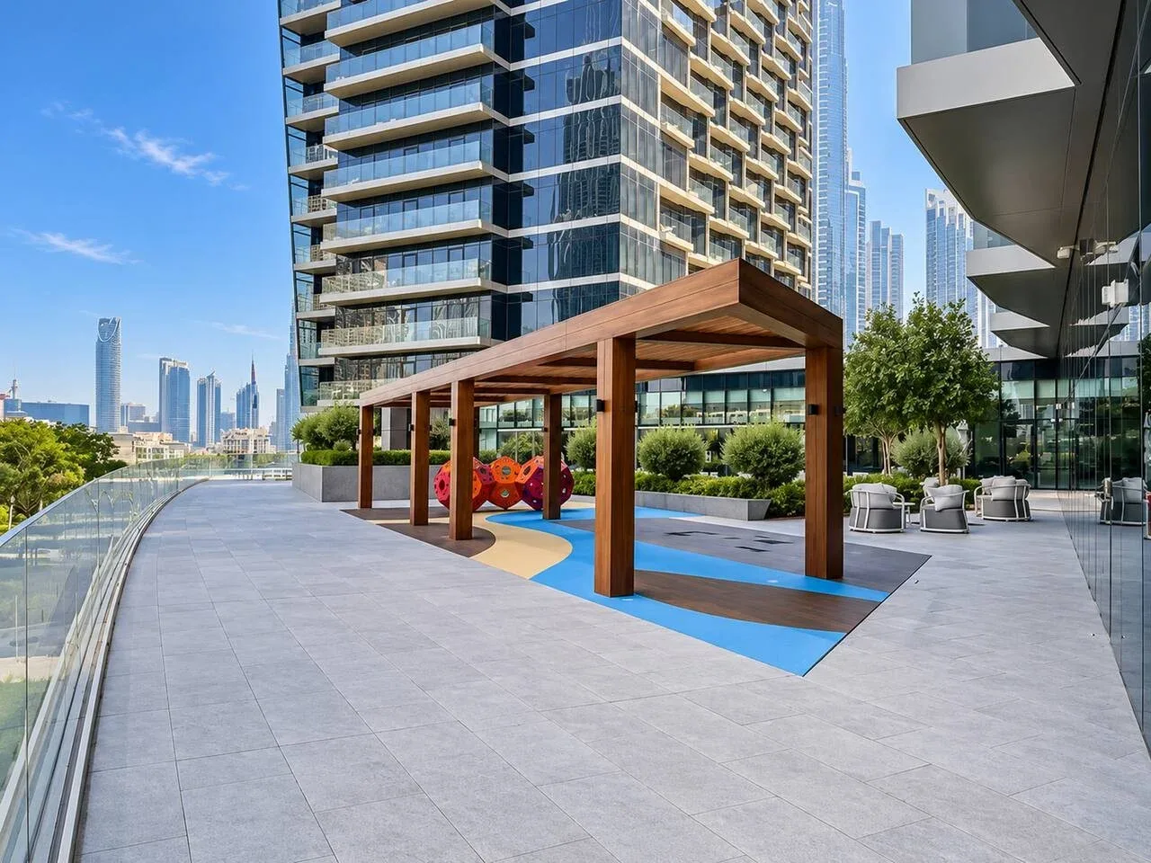 Una terraza en la azotea tiene una pérgola de madera sobre una colorida zona de juegos.