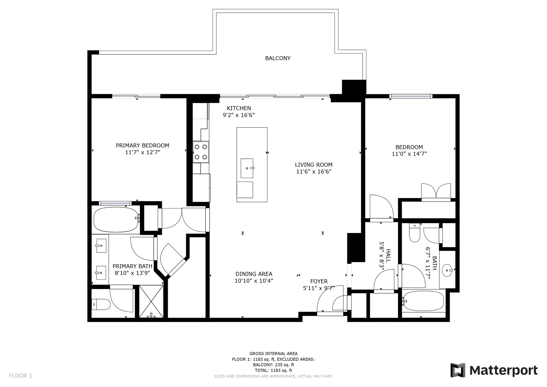 Un plano en blanco y negro muestra una sala de estar, dormitorios, cocina, baños y balcón.