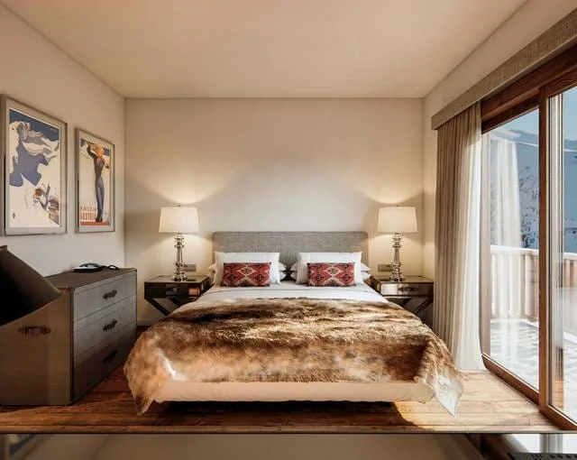 Habitación Deluxe Maribel con una cama y balcón.