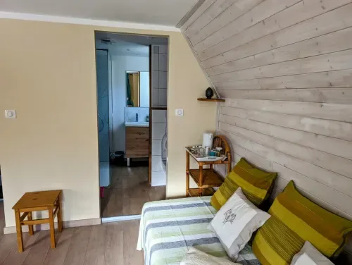 Chambre Printemps and its adjoining bathroom.