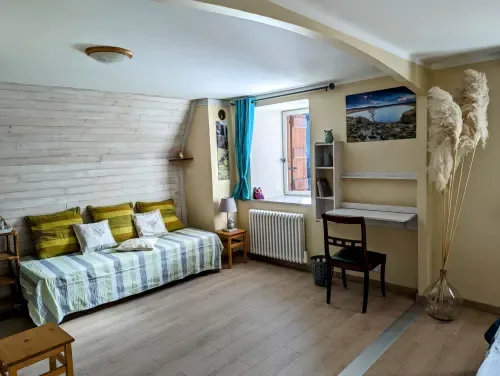 Chambre Printemps with a desk and mountain view.
