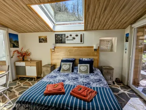 Chambre Automne with a skylight and double bed.