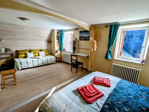 Chambre Printemps arranged with twin beds.