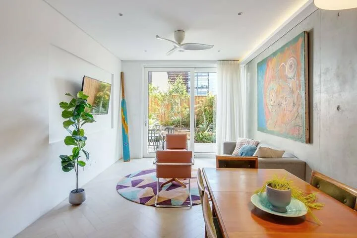 The Fern: Light-Filled Urban Retreat near Dining