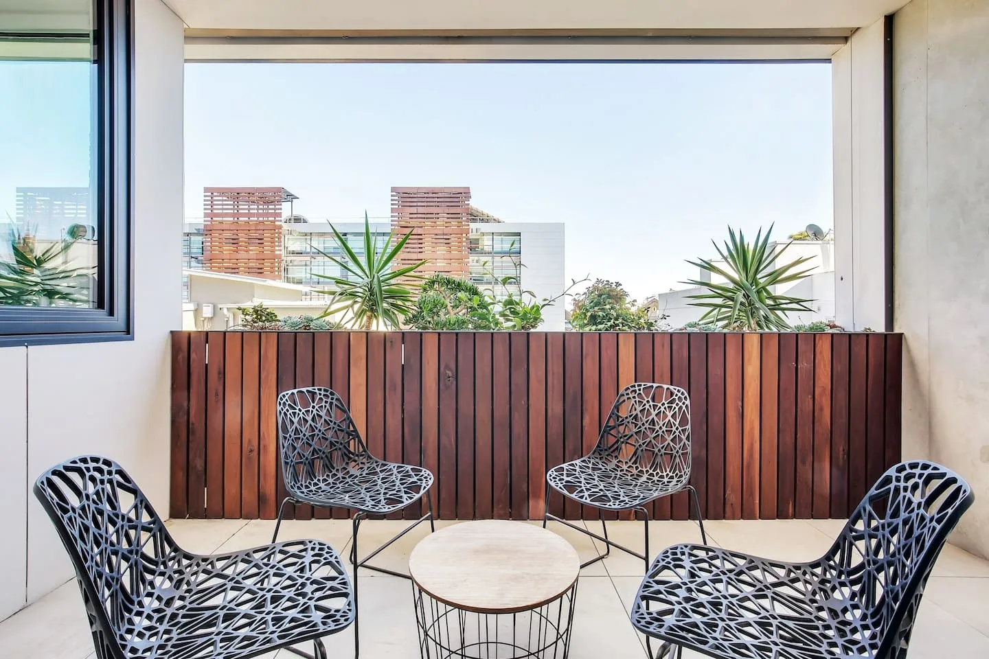 Actualmente hay una obra en el terreno de al lado, frente a este patio, cuya finalización está prevista para abril de 2024. Las obras obstruyen las vistas originales que se muestran en esta imagen (tomada antes del inicio de la construcción en el terreno de al lado).