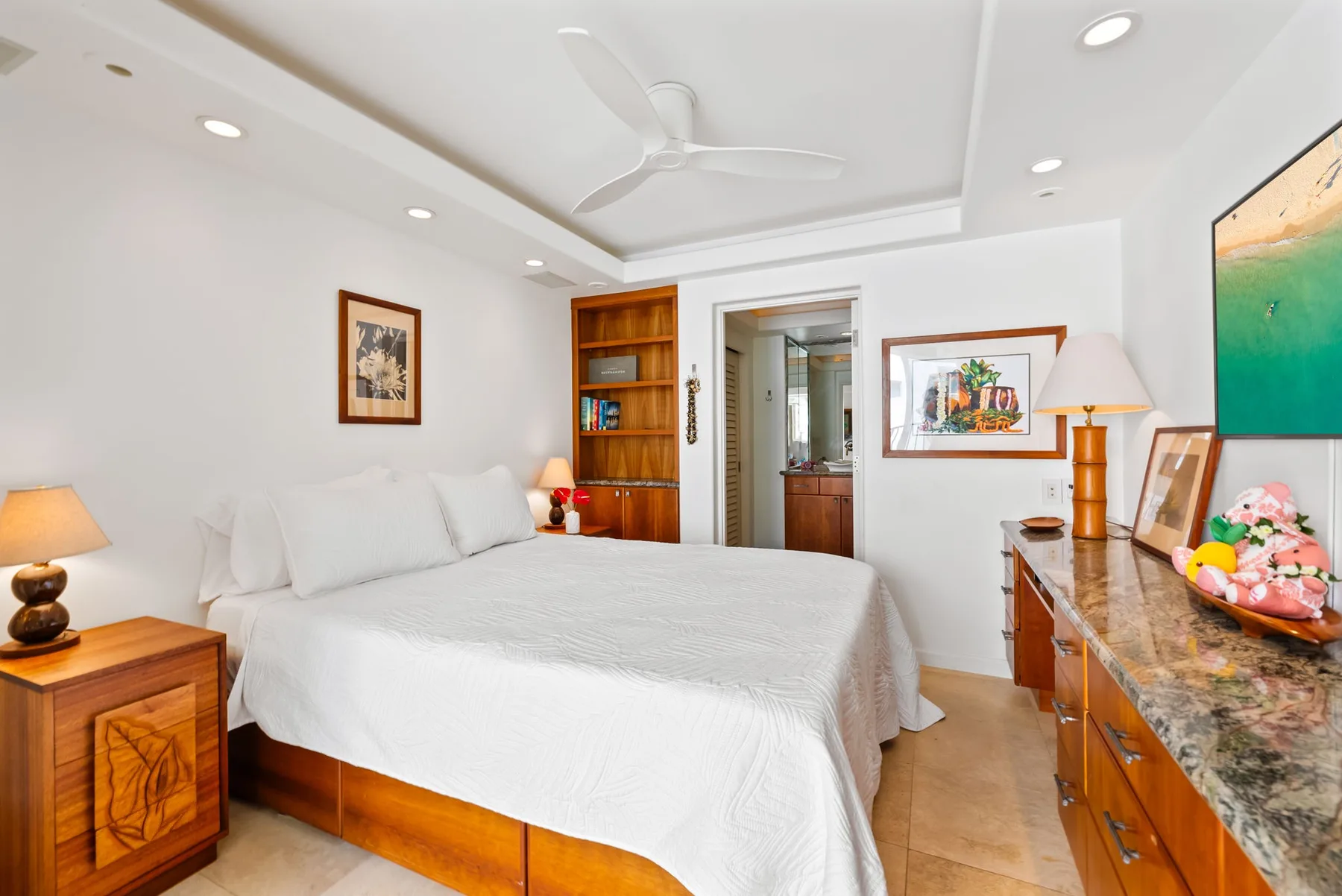 Un dormitorio con una cama bien tendida y muebles de madera.