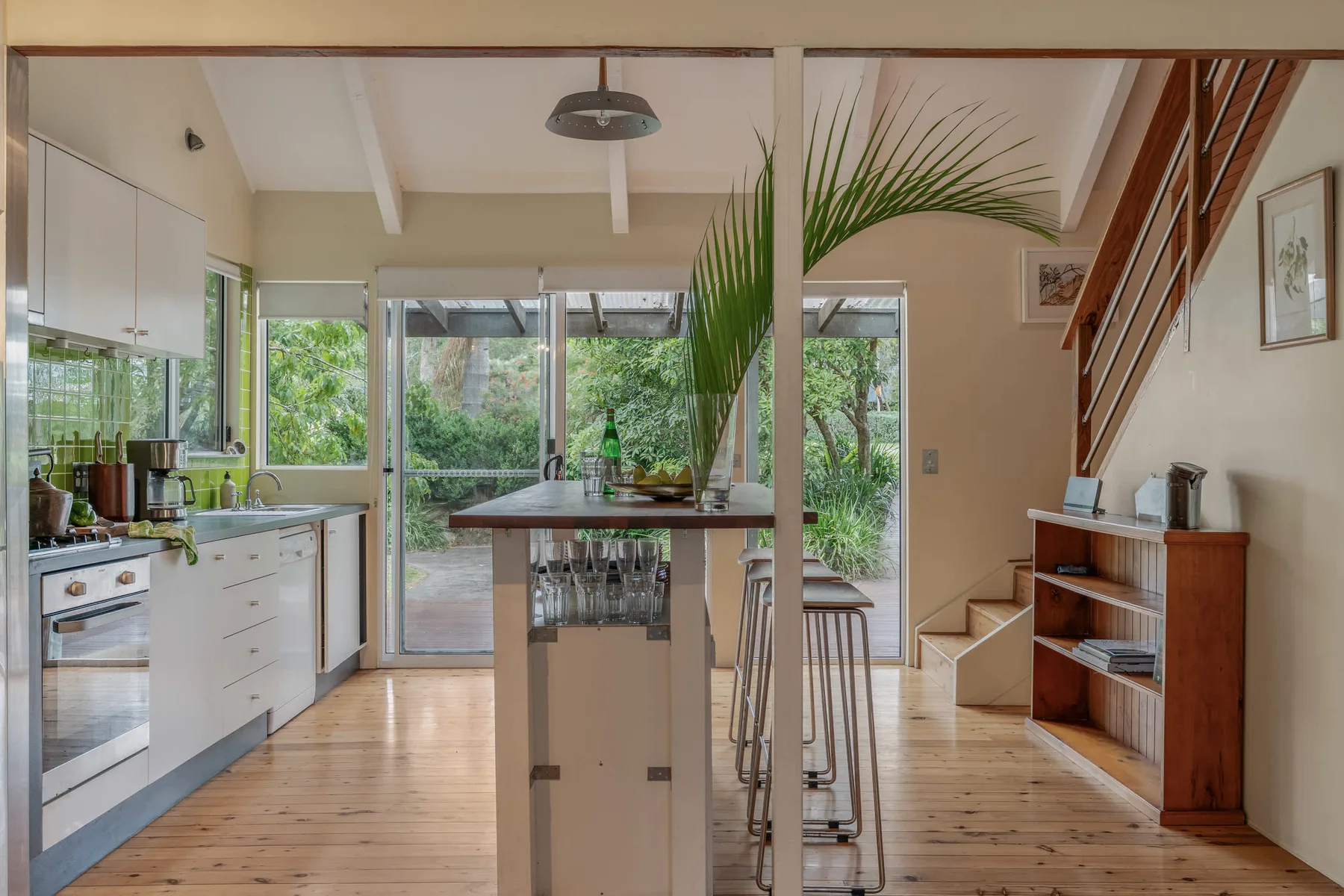 Una cocina y comedor diáfanos y luminosos se abren a un jardín frondoso.