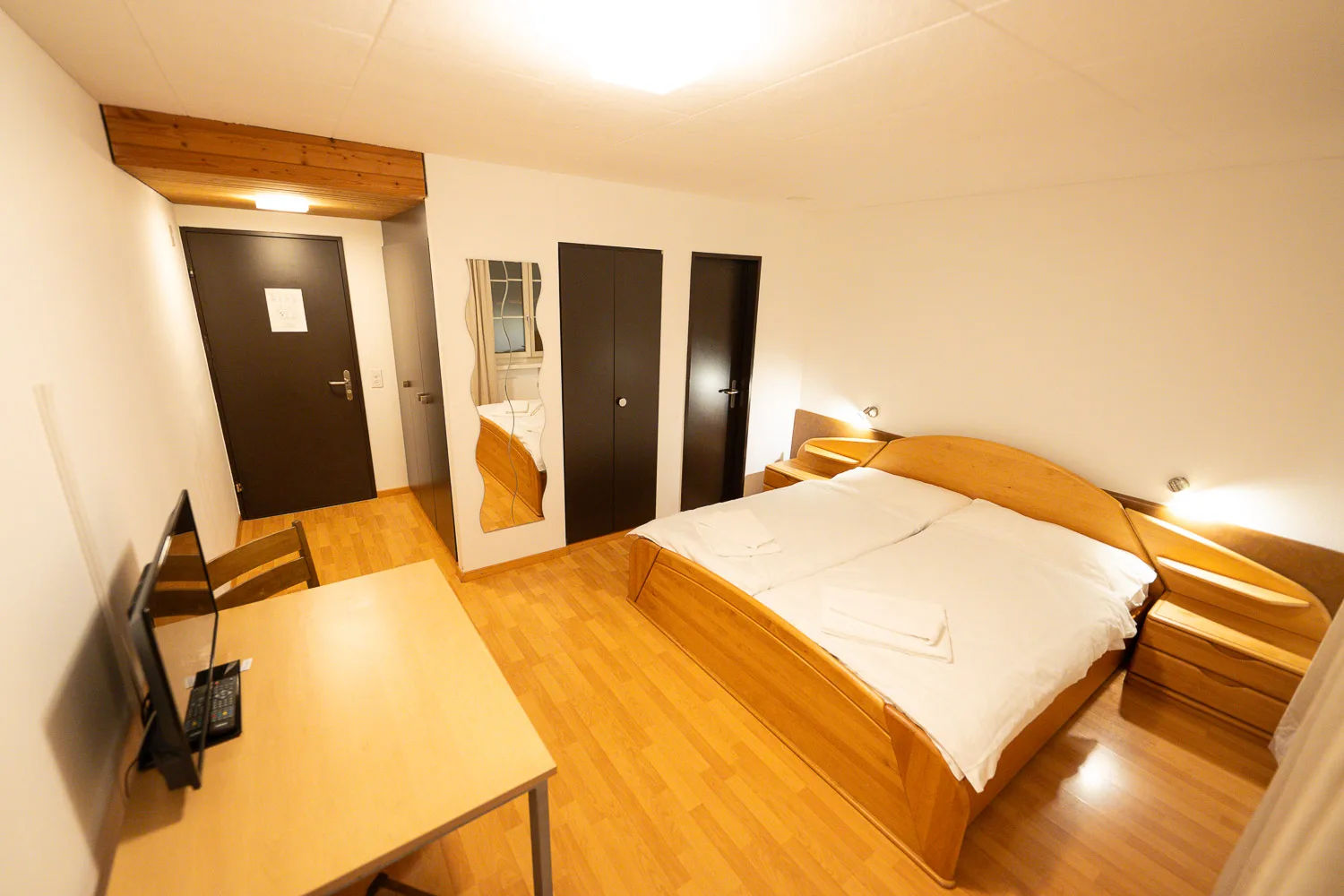 Double room with bed, wardrobe and desk