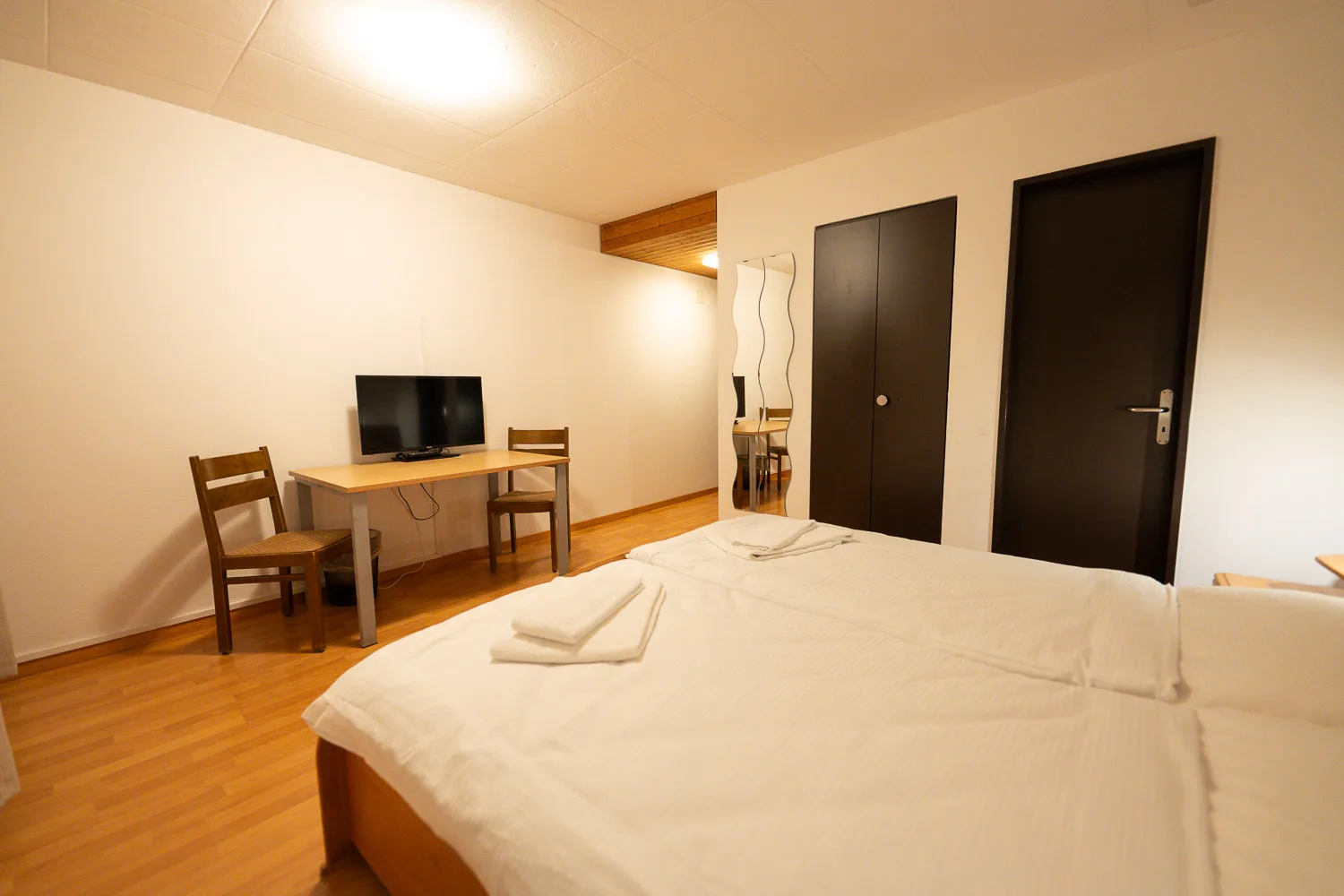 Double room with desk and television