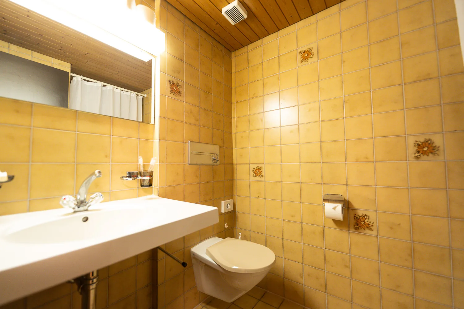 Triple-room bathroom