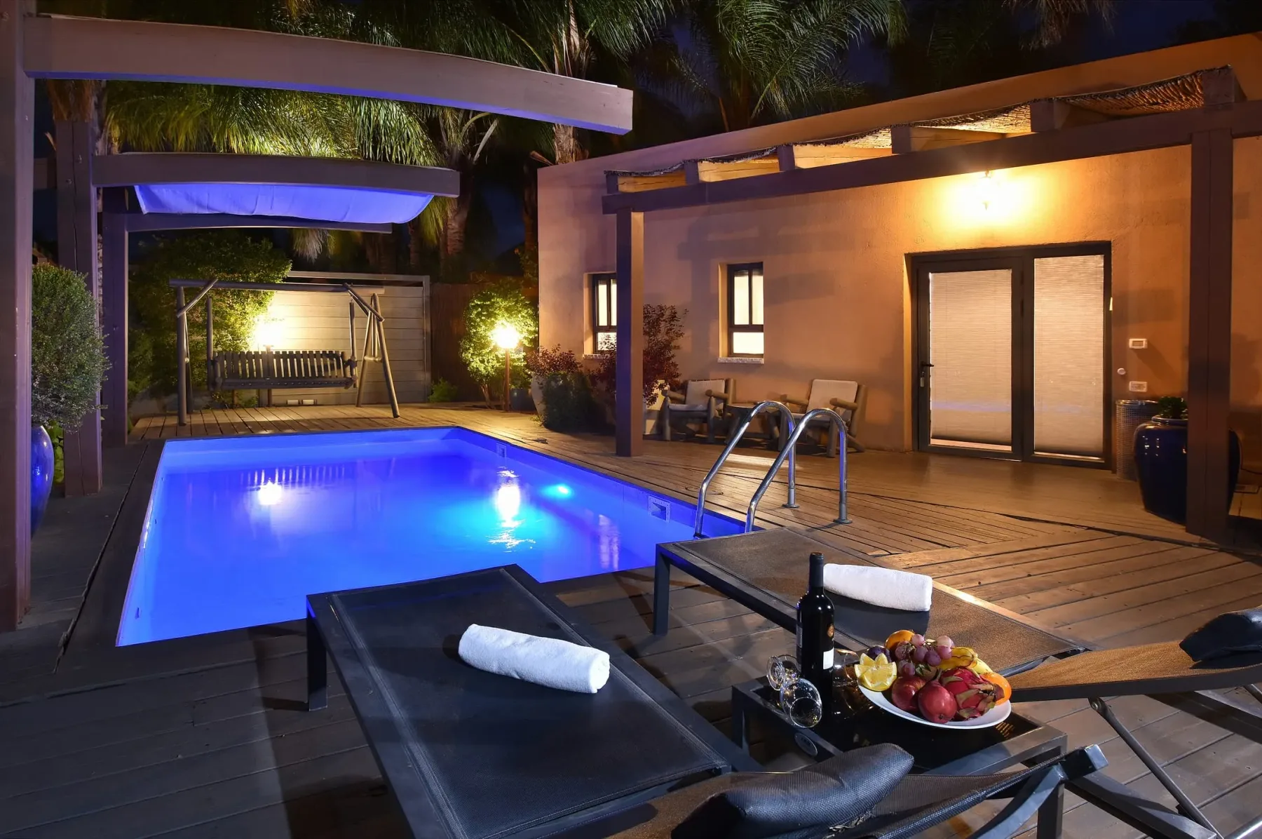 Piscina privada de la suite en una terraza del jardín por la noche