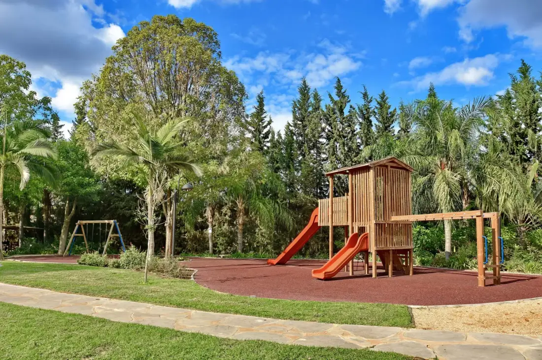 Torre de juegos y toboganes en la zona de juegos del jardín