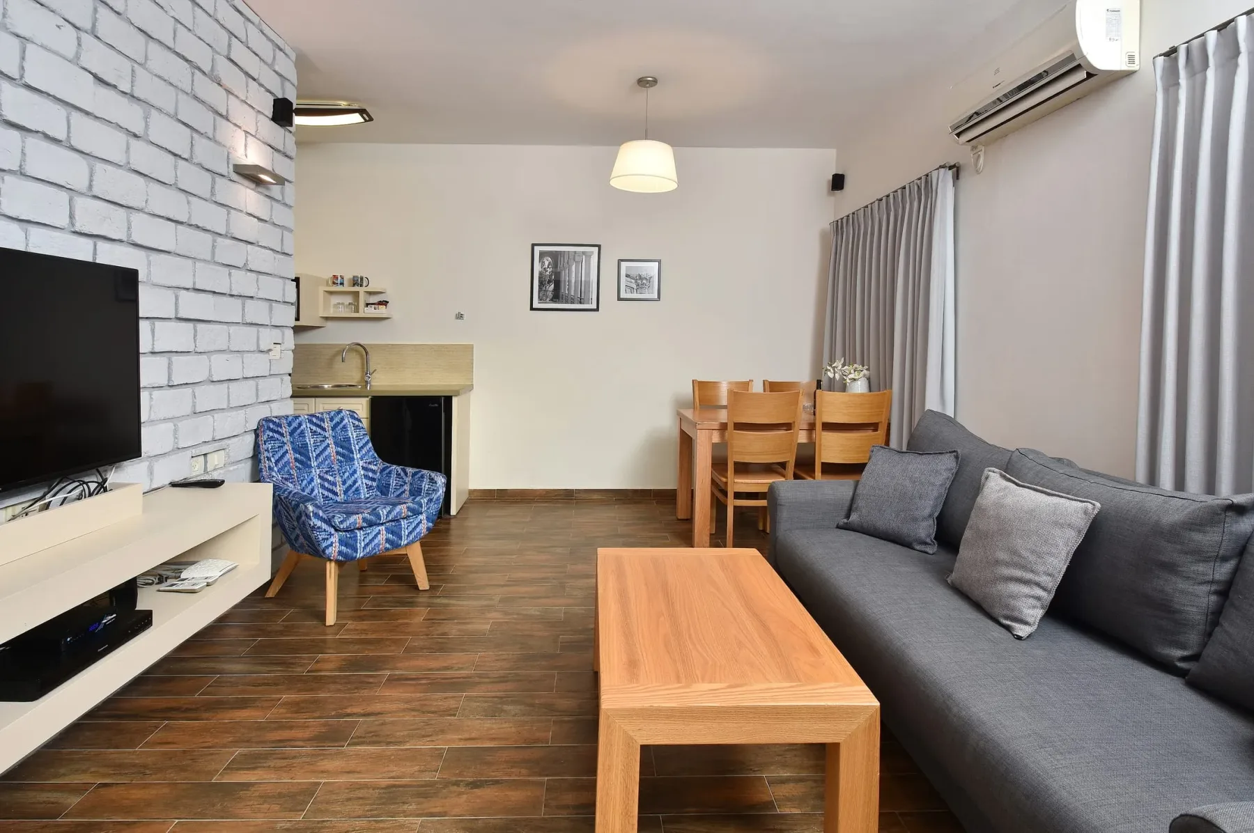 Sala de estar de la suite con zona de comedor y cocina pequeña