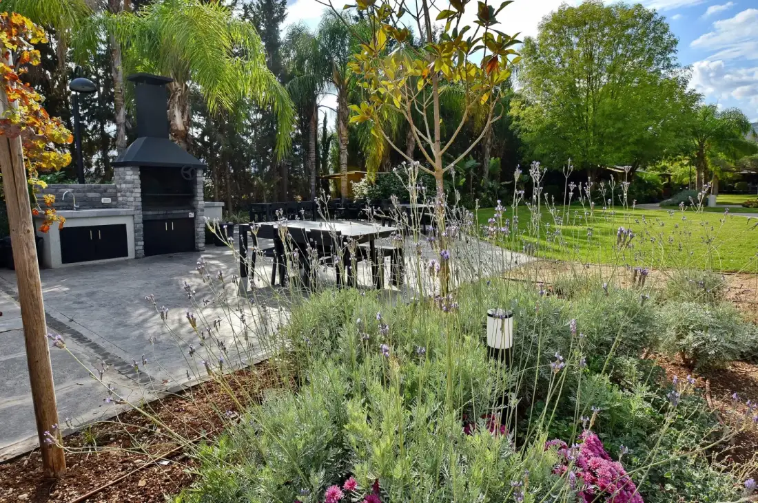 Zona de barbacoa en el jardín con mesa de comedor al aire libre