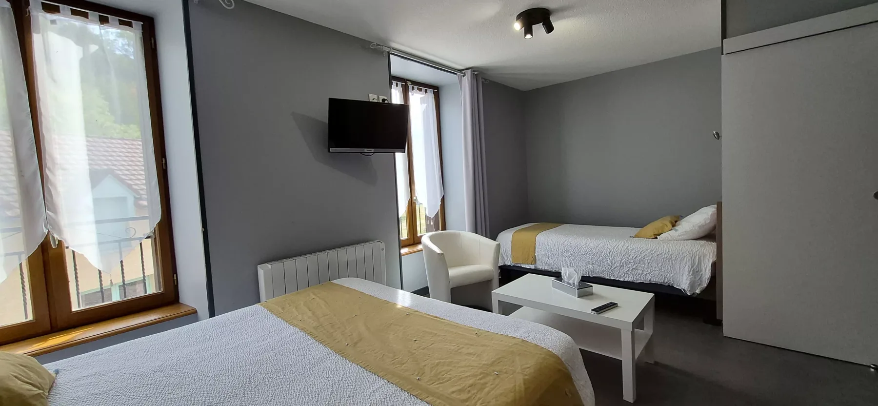 Dormitorio gris con cama doble y cama individual