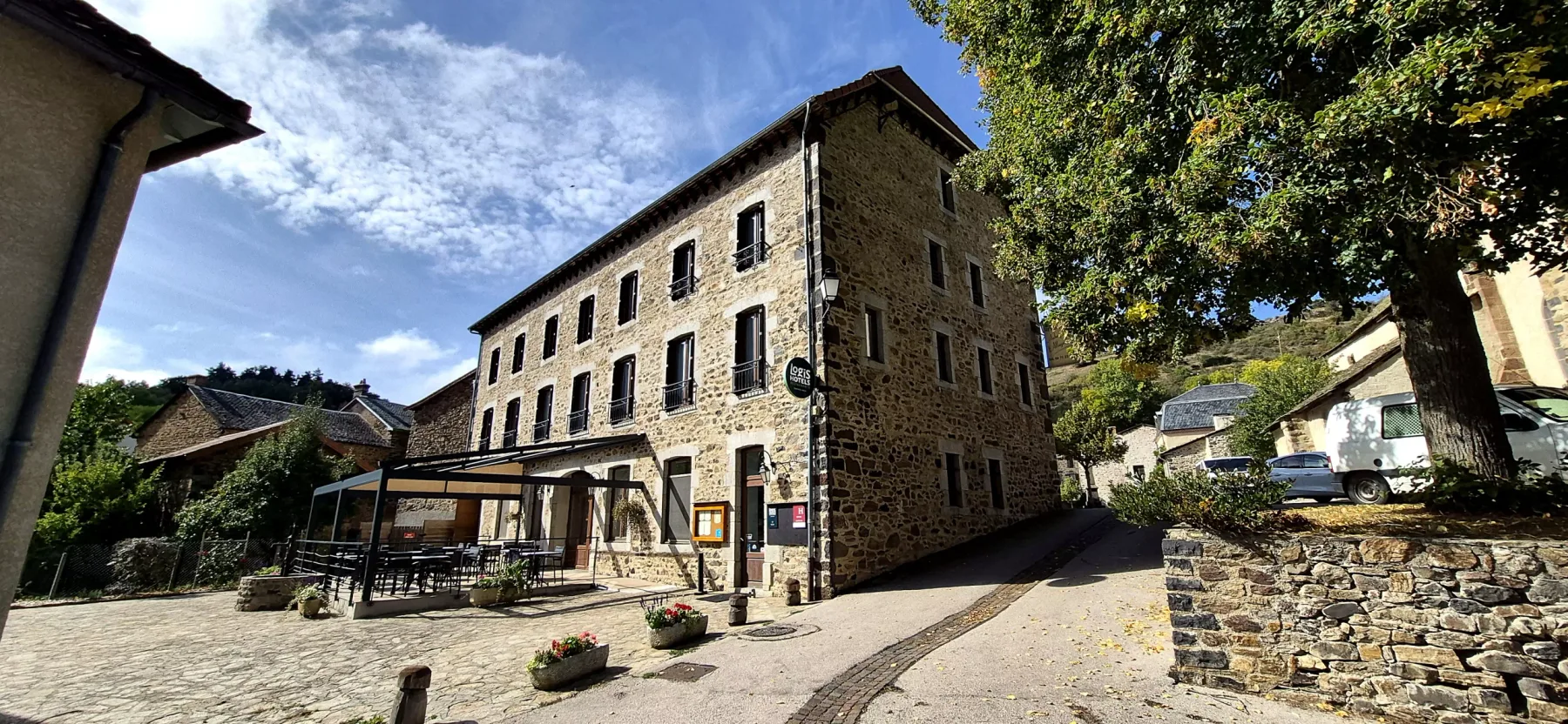 Edificio de piedra de la posada con terraza