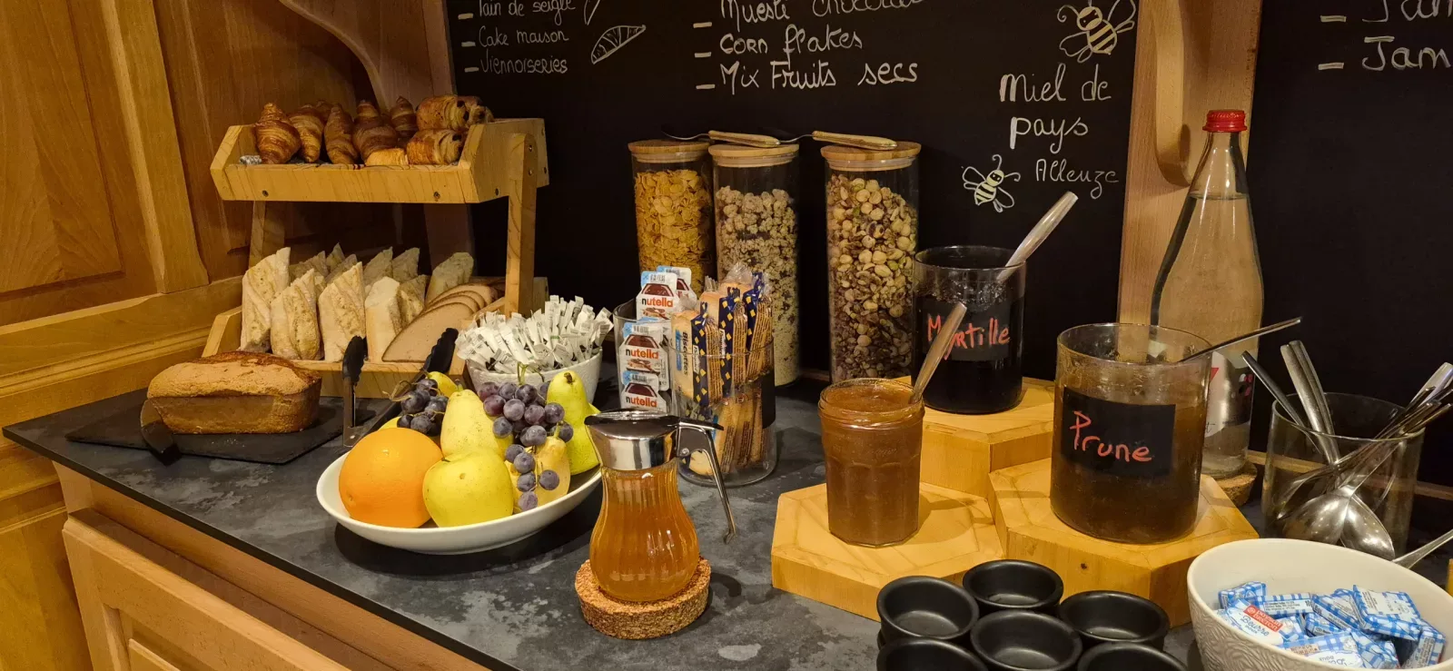 Bollería, pan, fruta fresca y mermeladas caseras en el desayuno