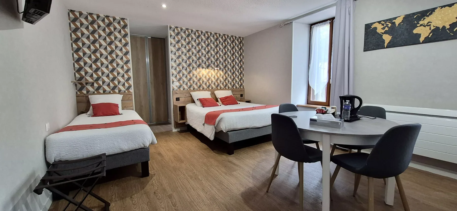 Dormitorio familiar con cama doble y cama individual