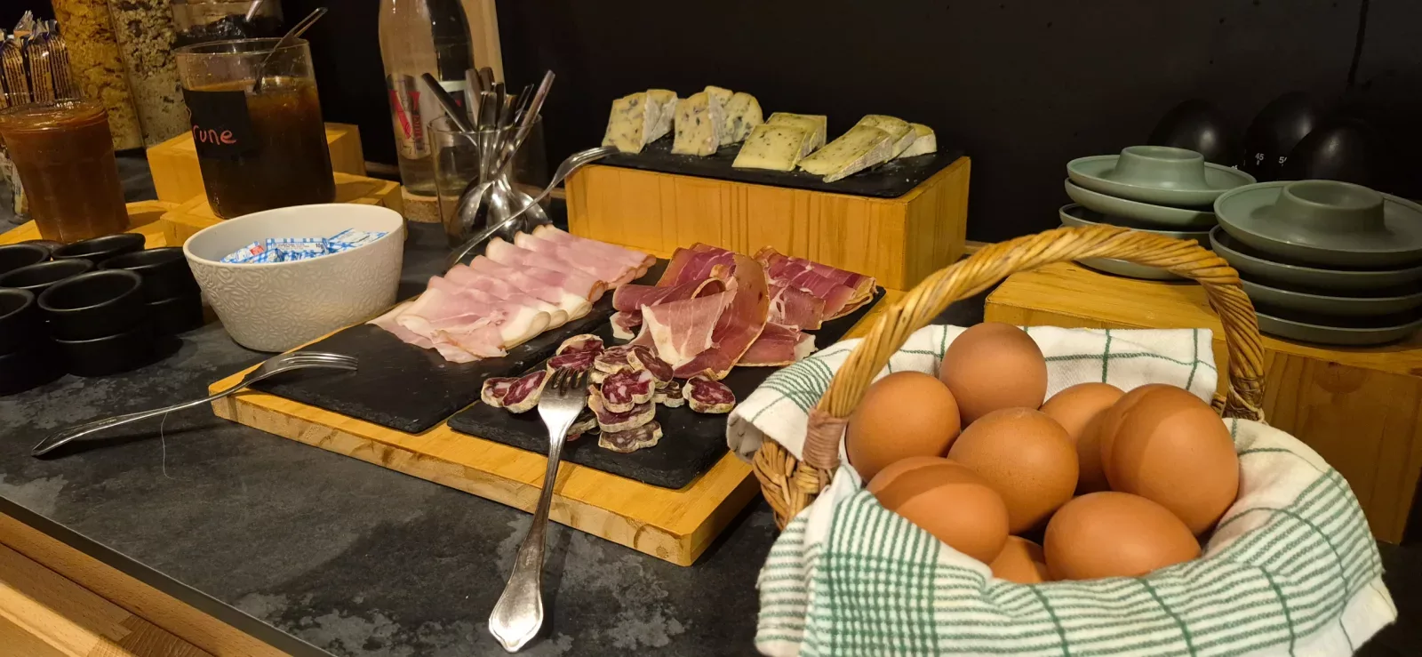 Embutidos locales, quesos y huevos en el desayuno