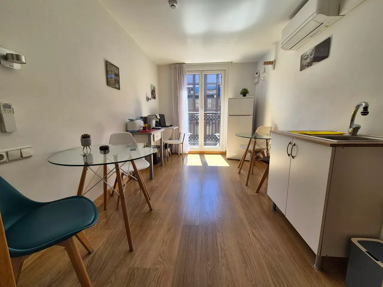 Zona común con café y té