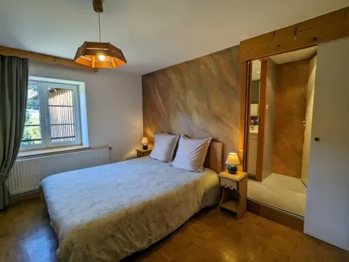 Habitación Bergeronnette con cama queen size y vistas al jardín.