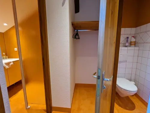 Zona de baño con acceso al inodoro y a la ducha en la habitación Chardon.