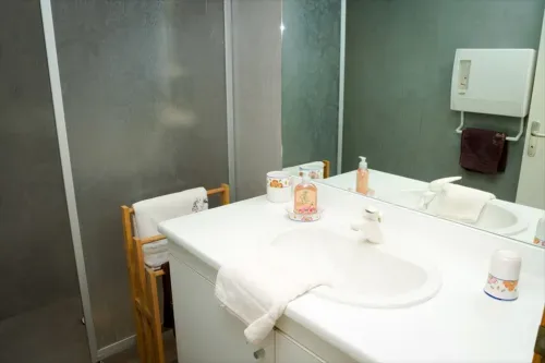 Lavabo del baño, espejos y artículos de aseo.