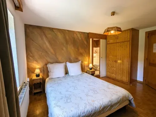 Habitación Bergeronnette con muebles de madera y vistas al jardín.