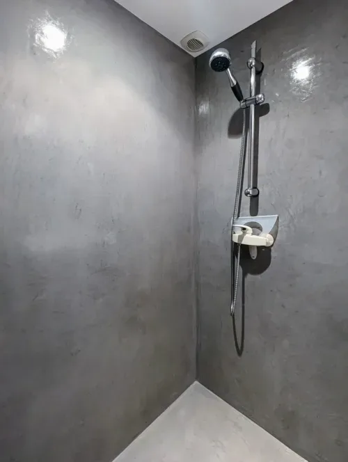Ducha con rociador superior de efecto lluvia y ducha de mano.