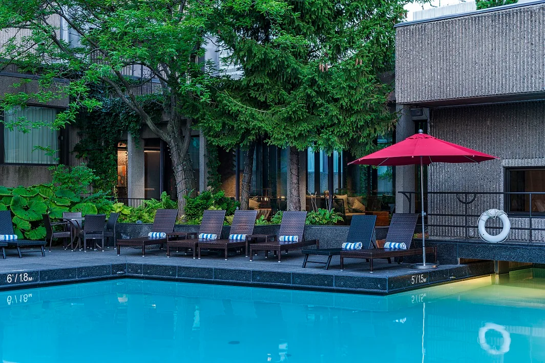 Terraza de la piscina al aire libre