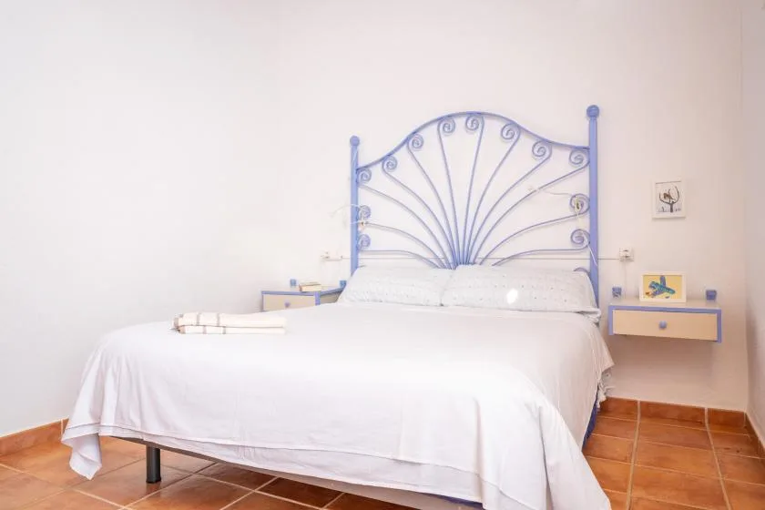Un dormitorio con una cama y un cabecero decorativo de metal.