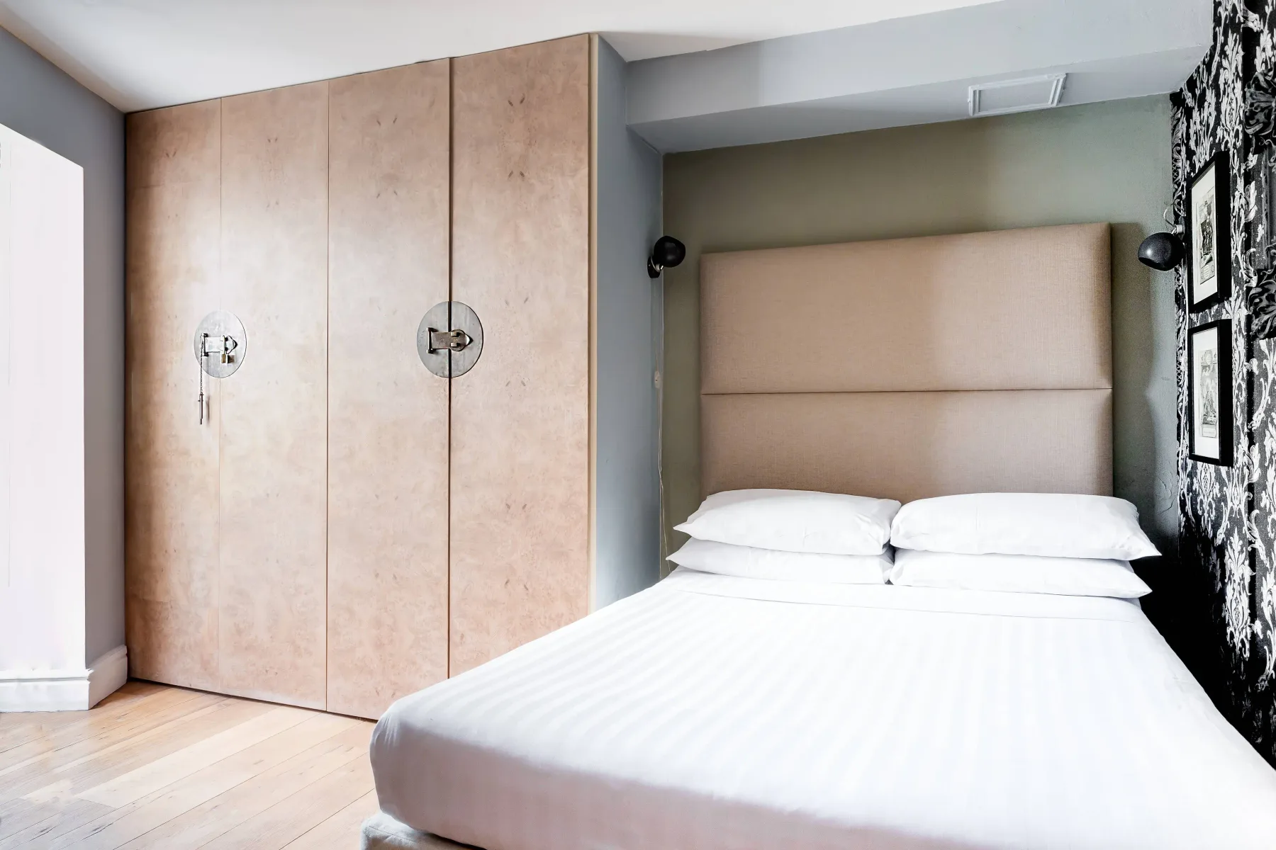 Dormitorio con una cama bien hecha y armarios empotrados.
