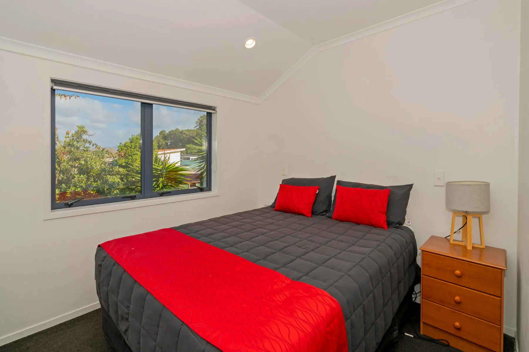 Dormitorio con una cama doble