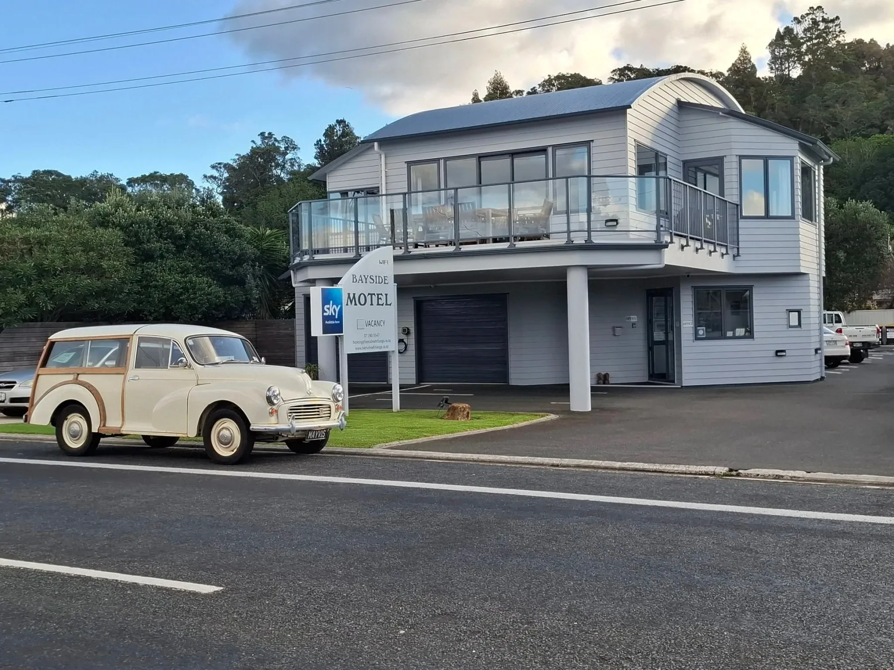 Exterior del Bayside Motel con balcón y letrero