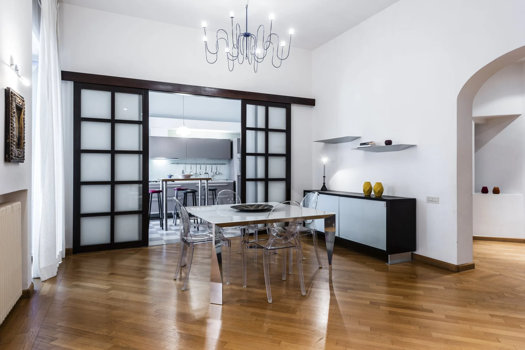 Un comedor luminoso con una mesa y una vista abierta a la cocina.