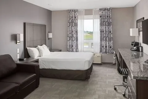 Queen Accessible Room with sofa